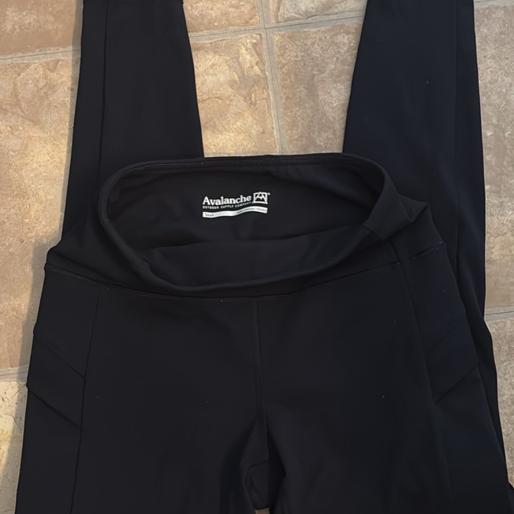 Avalanche black pocket leggings (size small)